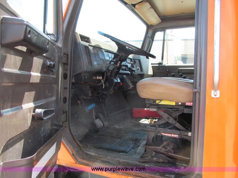 image for item F8586 1991 International 2554 dump truck