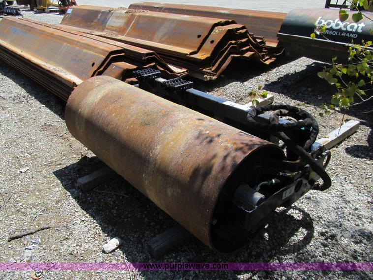 image for item G2983 Caterpillar CV16B vibratory roller