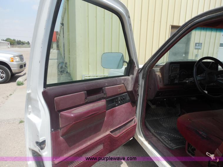 image for item H3124 1988 GMC Sierra 3500 SLE flatbed truck