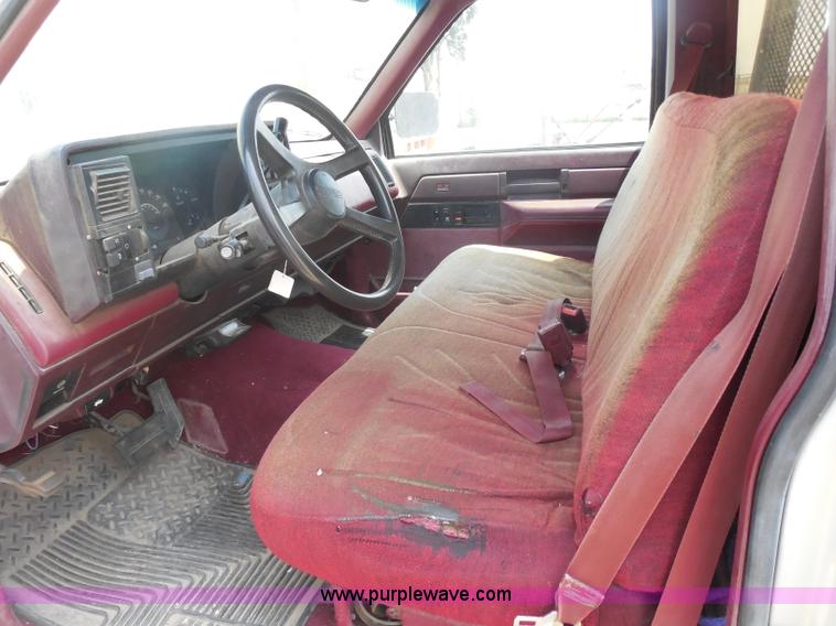 image for item H3124 1988 GMC Sierra 3500 SLE flatbed truck