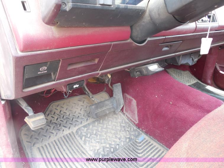 image for item H3124 1988 GMC Sierra 3500 SLE flatbed truck