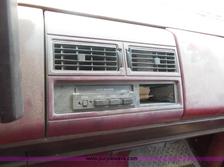 image for item H3124 1988 GMC Sierra 3500 SLE flatbed truck