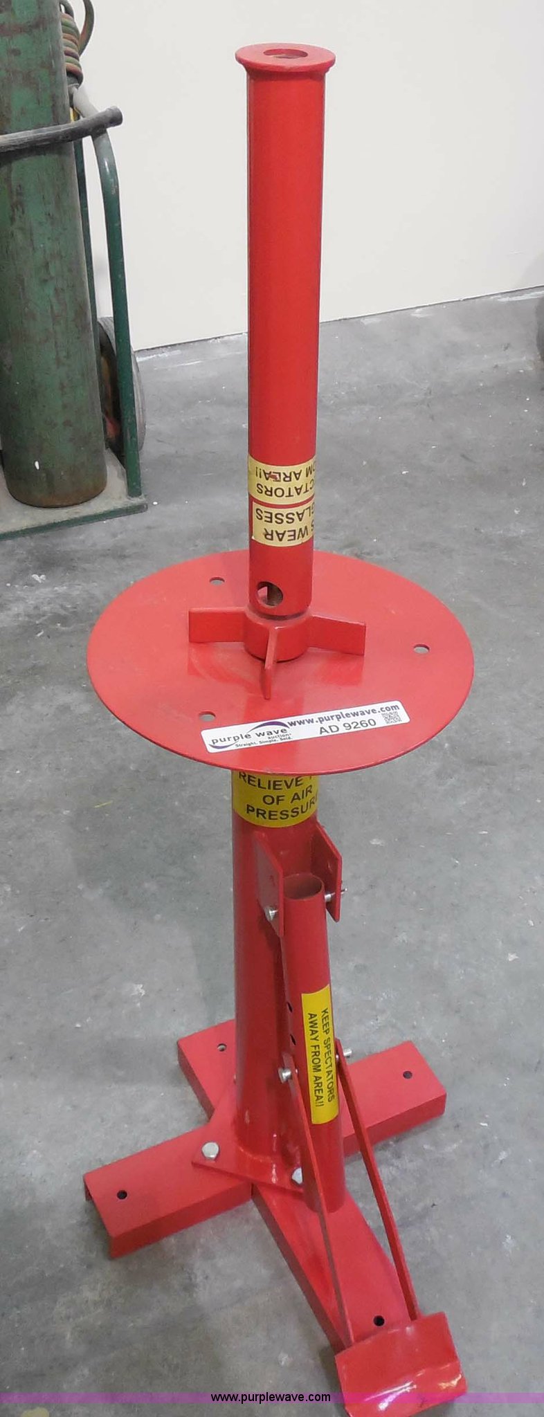 Oregon manual tire changer in Ulysses, KS Item AD9260 sold Purple Wave