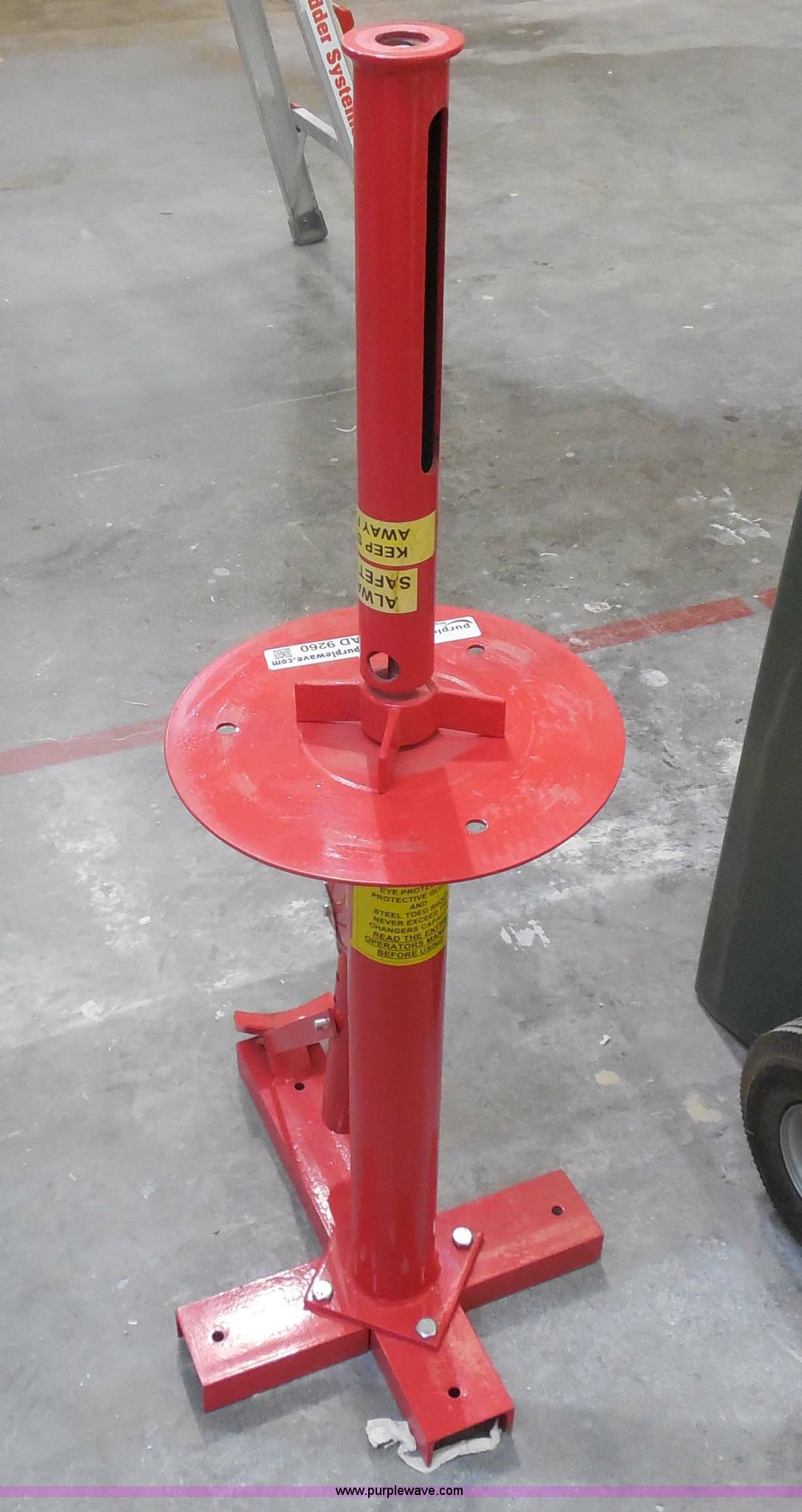 Oregon manual tire changer in Ulysses, KS Item AD9260 sold Purple Wave