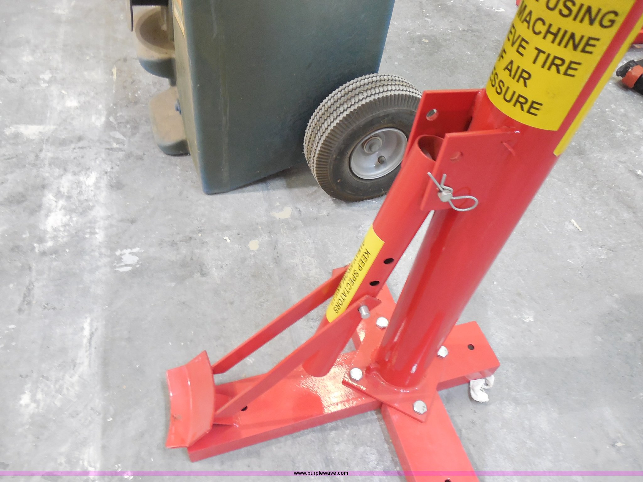 Oregon manual tire changer in Ulysses, KS Item AD9260 sold Purple Wave