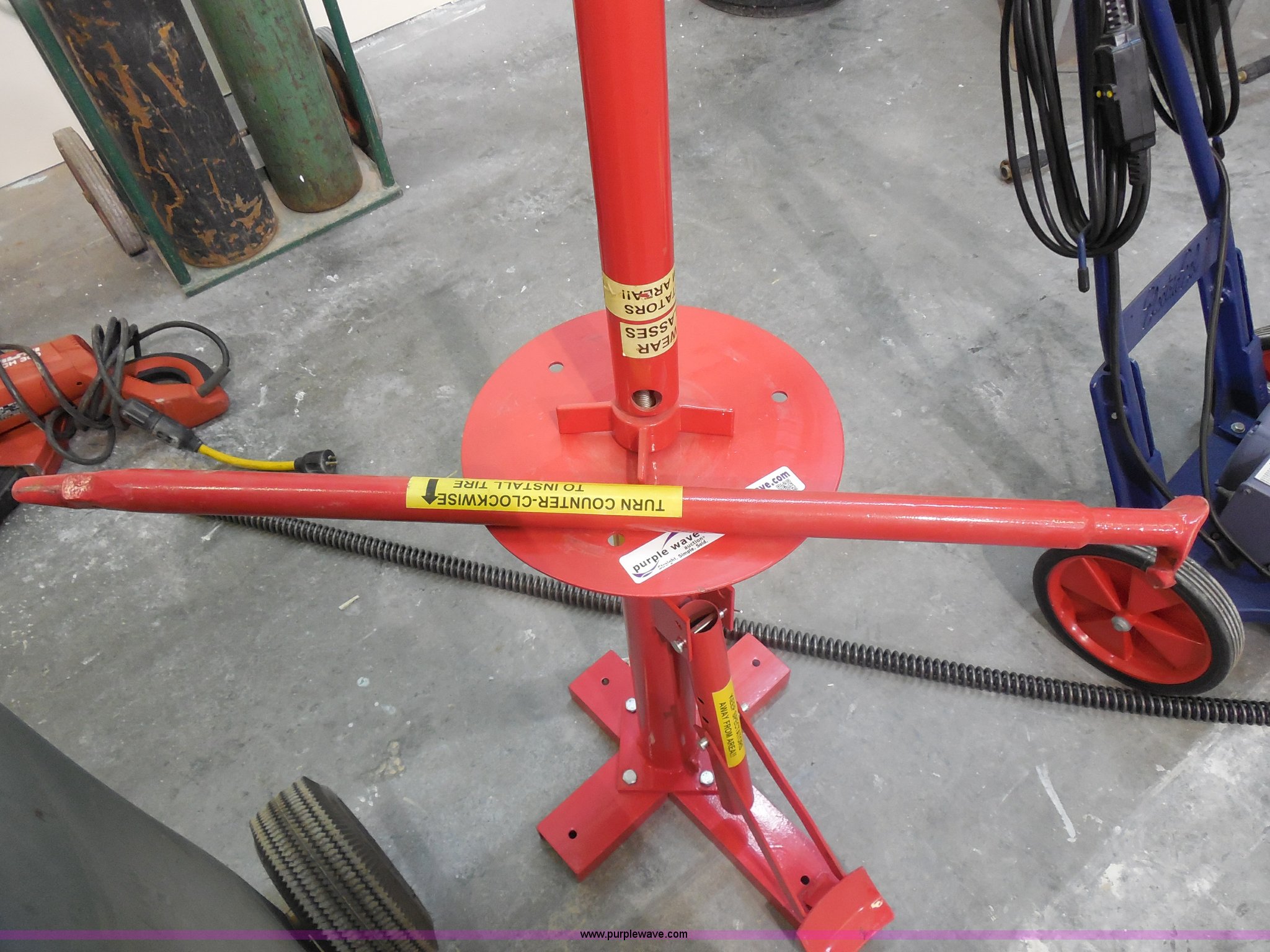 Oregon manual tire changer in Ulysses, KS Item AD9260 sold Purple Wave