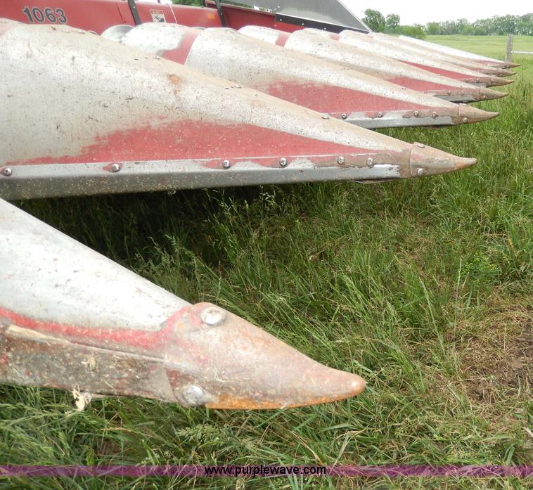 image for item D4785 1998 Case IH 1063 corn head