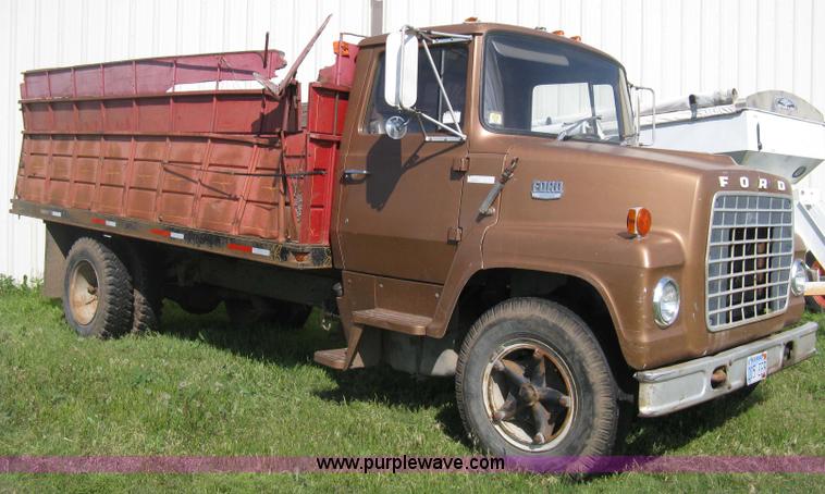 image for item D8377 1974 Ford 700 grain truck