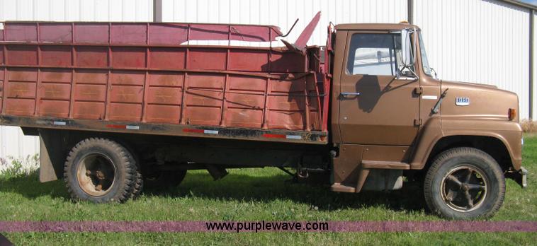 image for item D8377 1974 Ford 700 grain truck