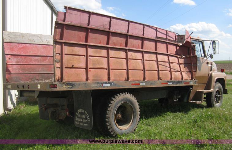 image for item D8377 1974 Ford 700 grain truck