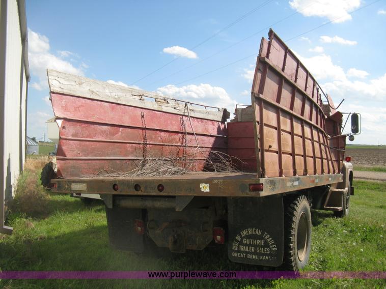 image for item D8377 1974 Ford 700 grain truck