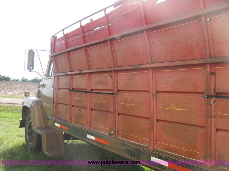 image for item D8377 1974 Ford 700 grain truck