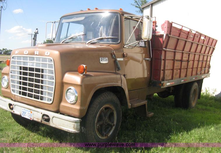 image for item D8377 1974 Ford 700 grain truck
