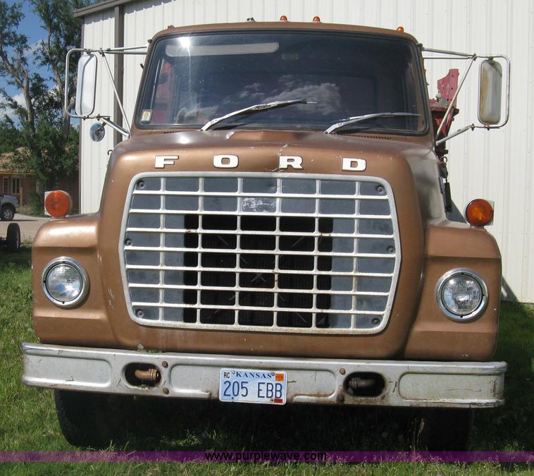 image for item D8377 1974 Ford 700 grain truck