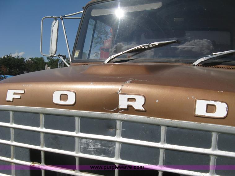 image for item D8377 1974 Ford 700 grain truck