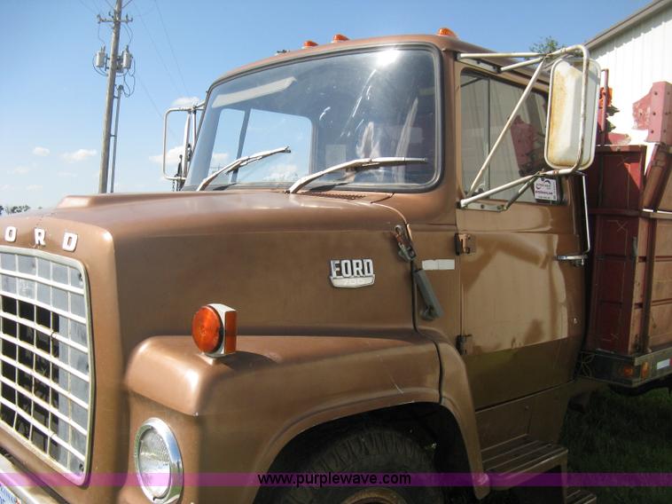 image for item D8377 1974 Ford 700 grain truck