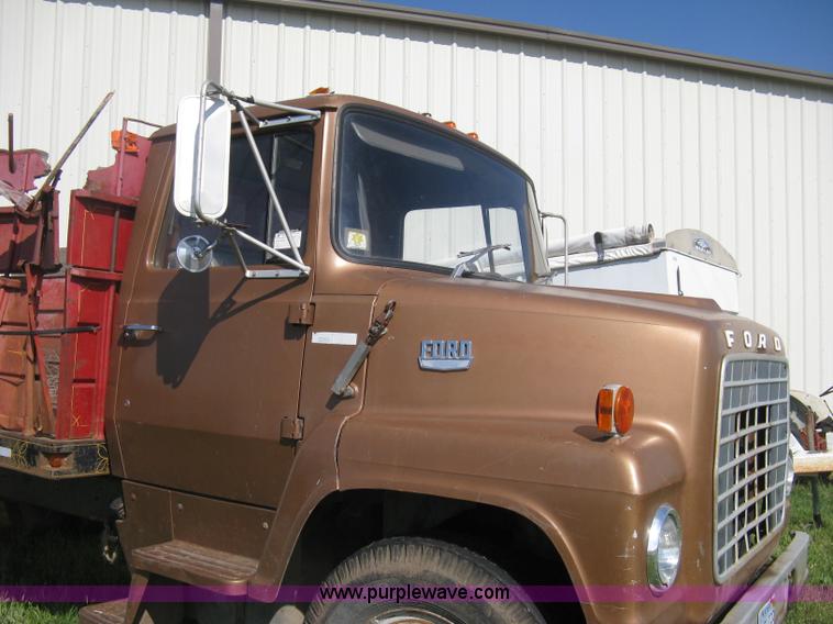 image for item D8377 1974 Ford 700 grain truck