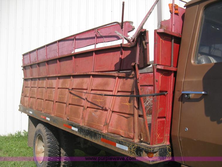 image for item D8377 1974 Ford 700 grain truck