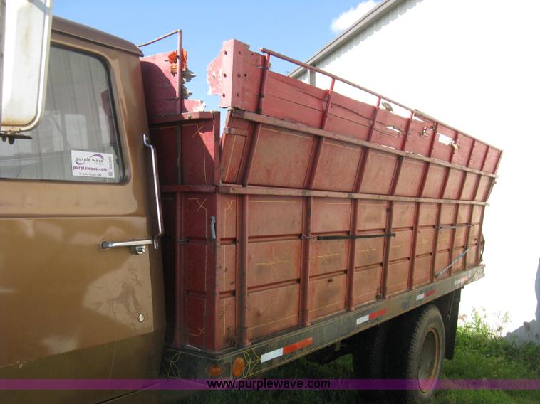 image for item D8377 1974 Ford 700 grain truck