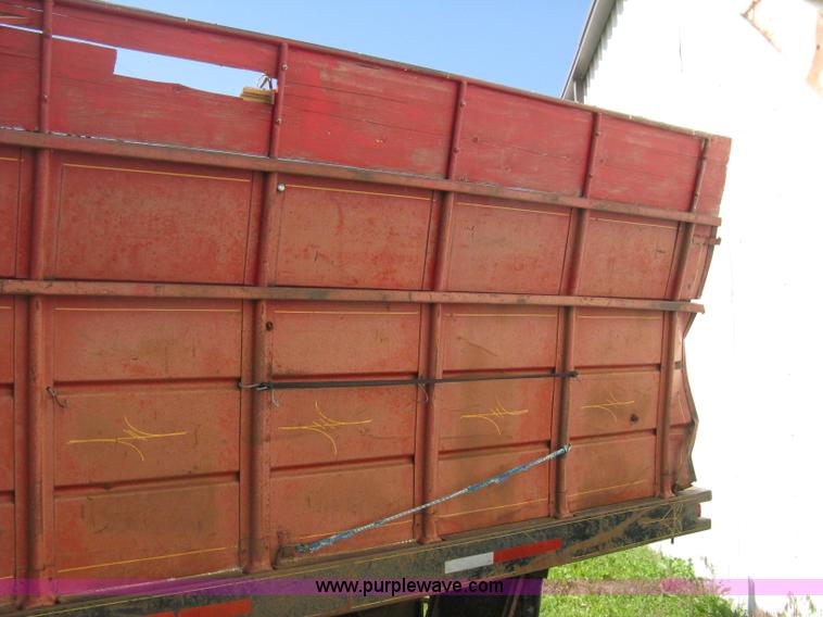 image for item D8377 1974 Ford 700 grain truck