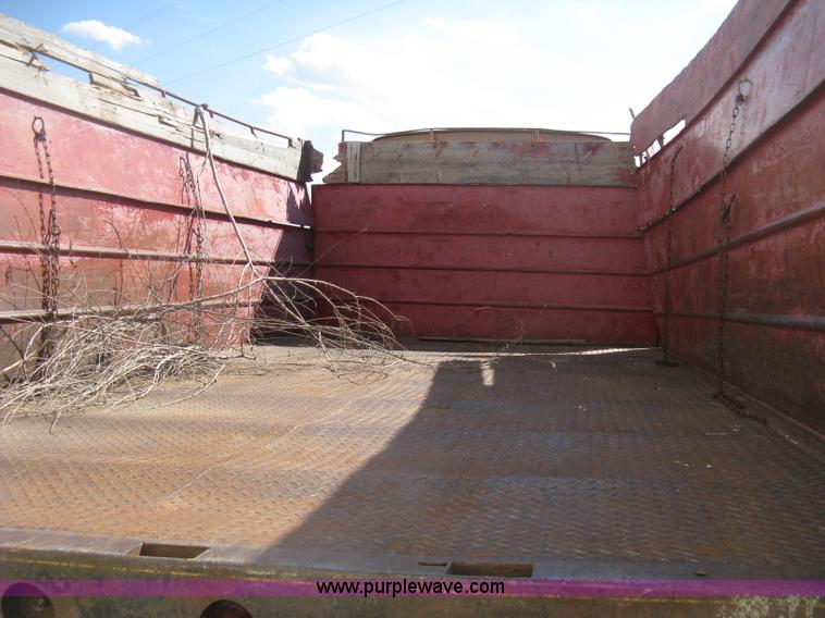 image for item D8377 1974 Ford 700 grain truck