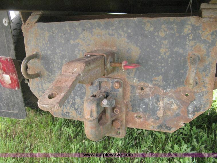 image for item D8377 1974 Ford 700 grain truck