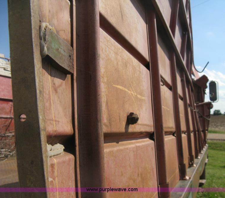 image for item D8377 1974 Ford 700 grain truck