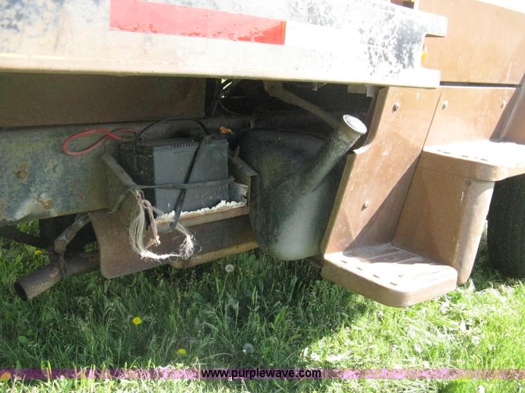 image for item D8377 1974 Ford 700 grain truck