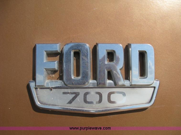 image for item D8377 1974 Ford 700 grain truck