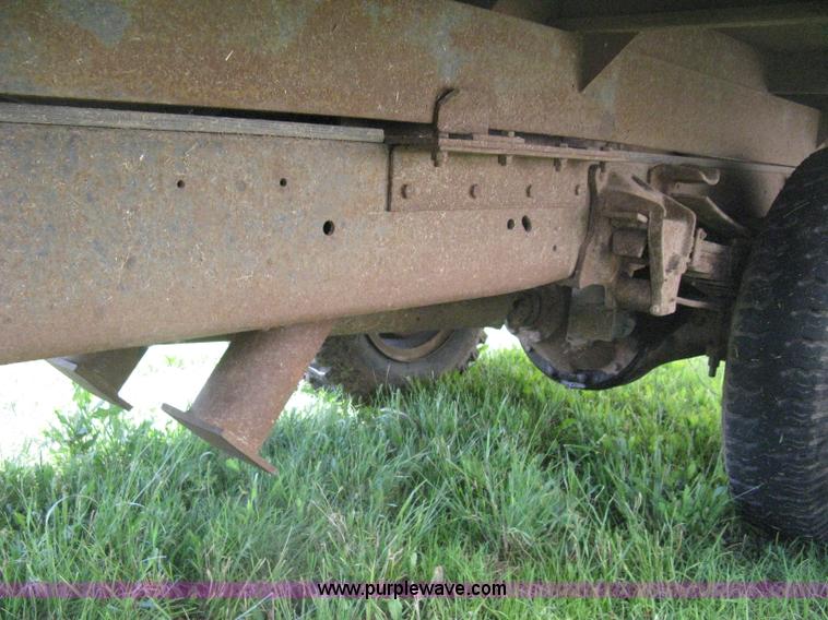 image for item D8377 1974 Ford 700 grain truck