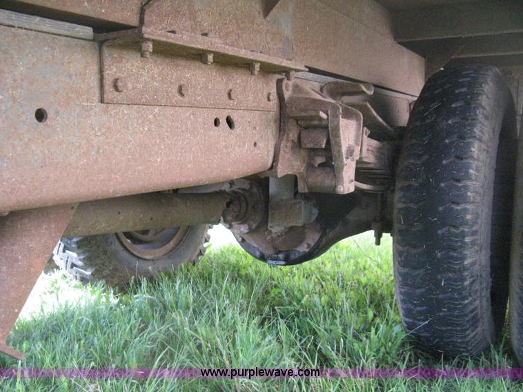 image for item D8377 1974 Ford 700 grain truck