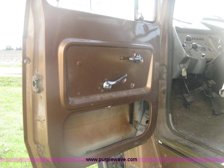 image for item D8377 1974 Ford 700 grain truck