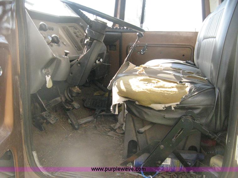 image for item D8377 1974 Ford 700 grain truck