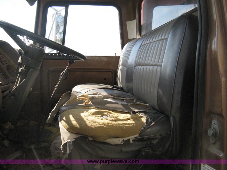 image for item D8377 1974 Ford 700 grain truck