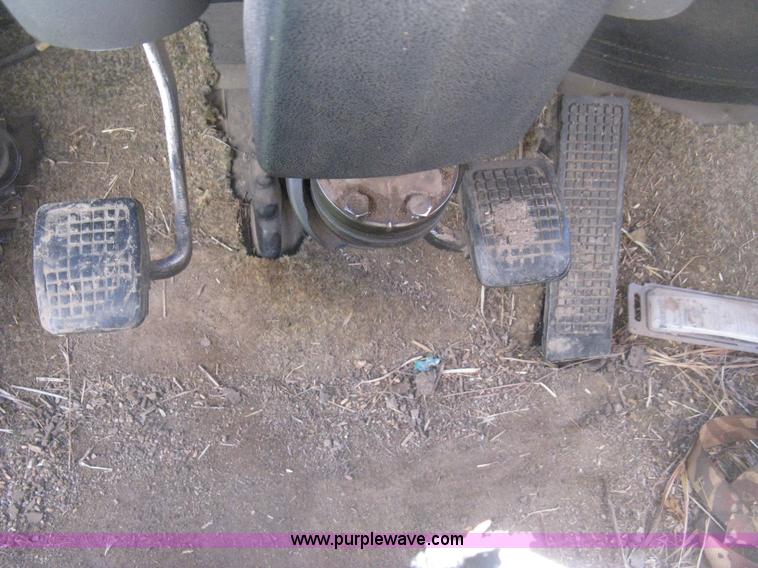 image for item D8377 1974 Ford 700 grain truck