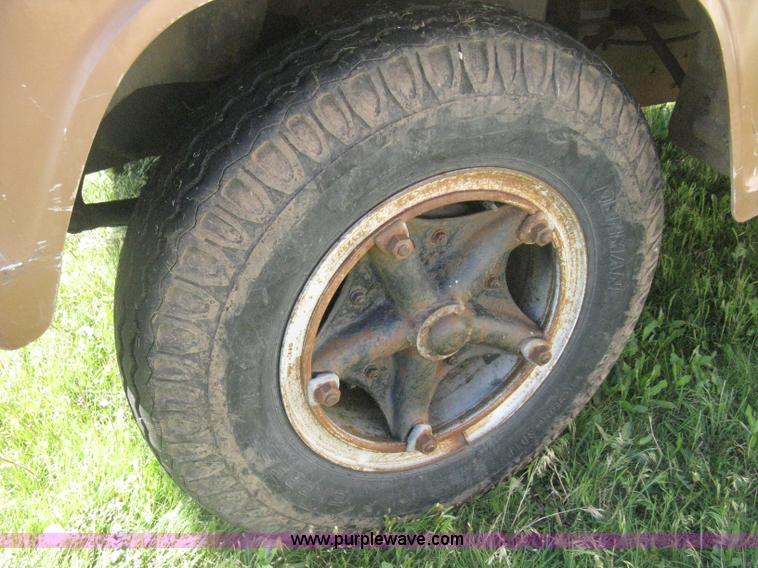 image for item D8377 1974 Ford 700 grain truck