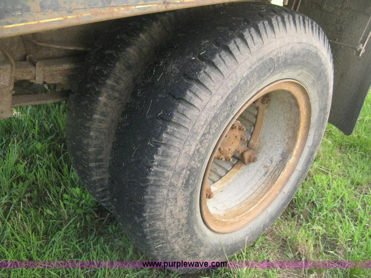 image for item D8377 1974 Ford 700 grain truck