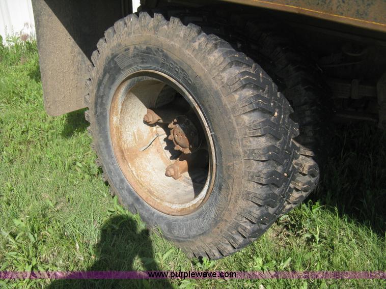 image for item D8377 1974 Ford 700 grain truck