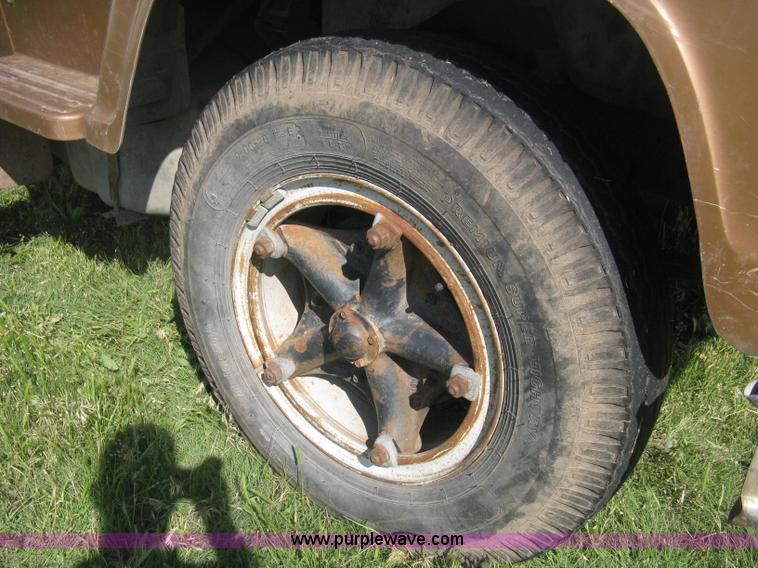 image for item D8377 1974 Ford 700 grain truck