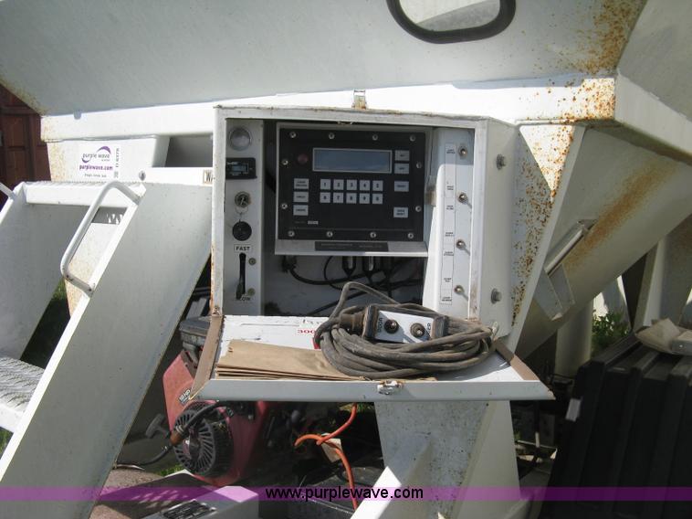 image for item D8378 1999 GW GW-150 grain weigh cart