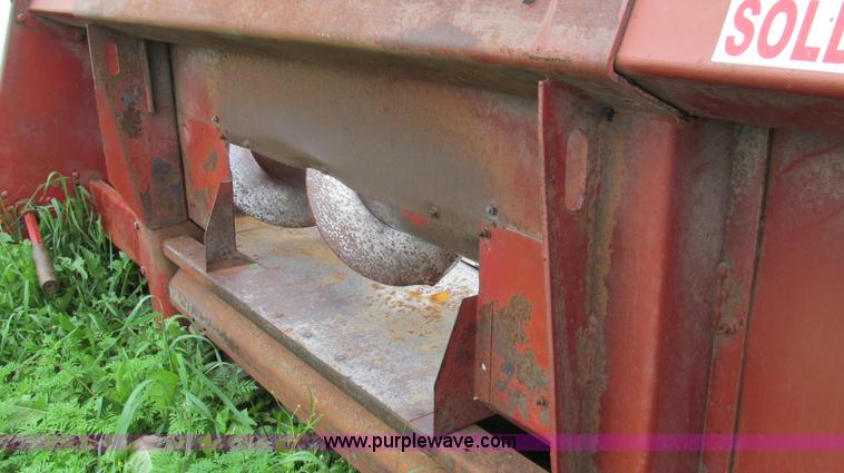 image for item E3971 International Harvester 843 four row corn head