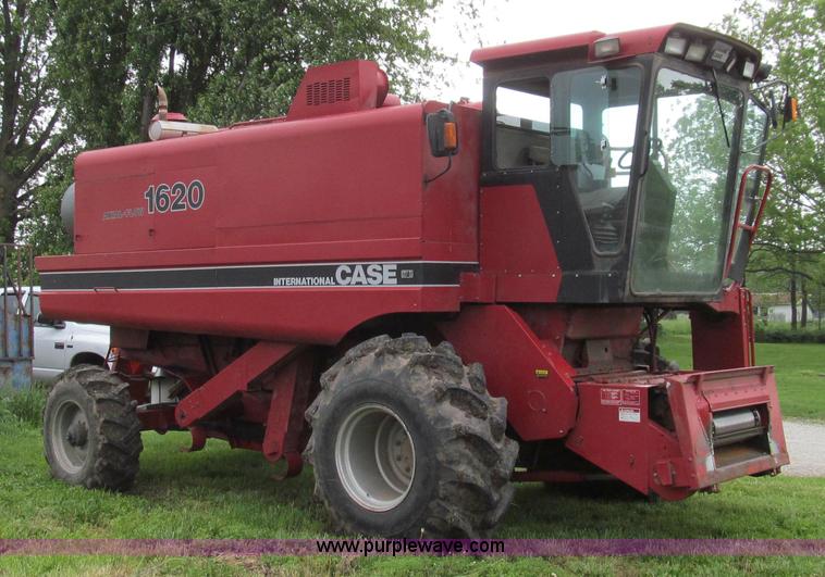 image for item E3973 1986 Case IH 1620 combine