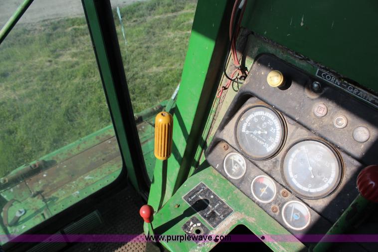image for item G5078 1976 John Deere 4400 combine