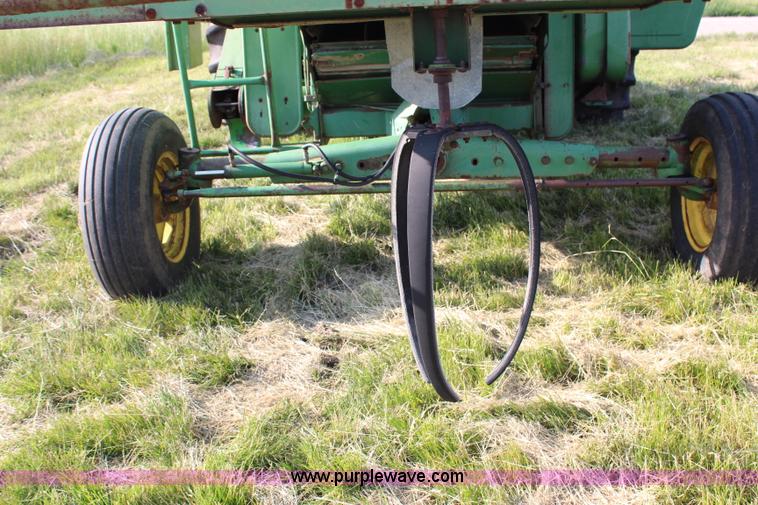 image for item G5078 1976 John Deere 4400 combine