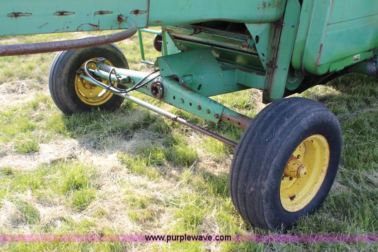 image for item G5078 1976 John Deere 4400 combine