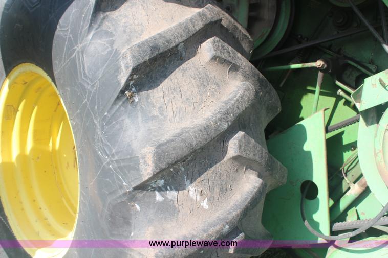 image for item G5078 1976 John Deere 4400 combine