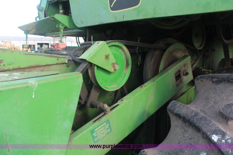 image for item G5078 1976 John Deere 4400 combine