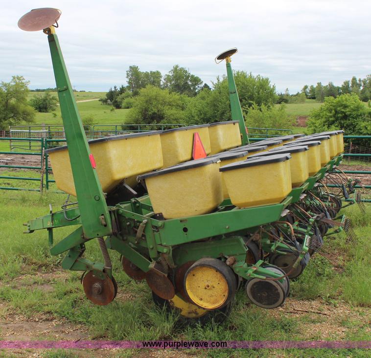 image for item G5082 John Deere 7000 planter