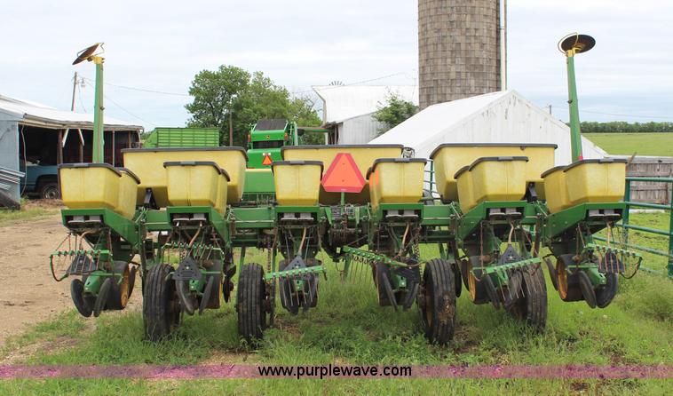 image for item G5082 John Deere 7000 planter