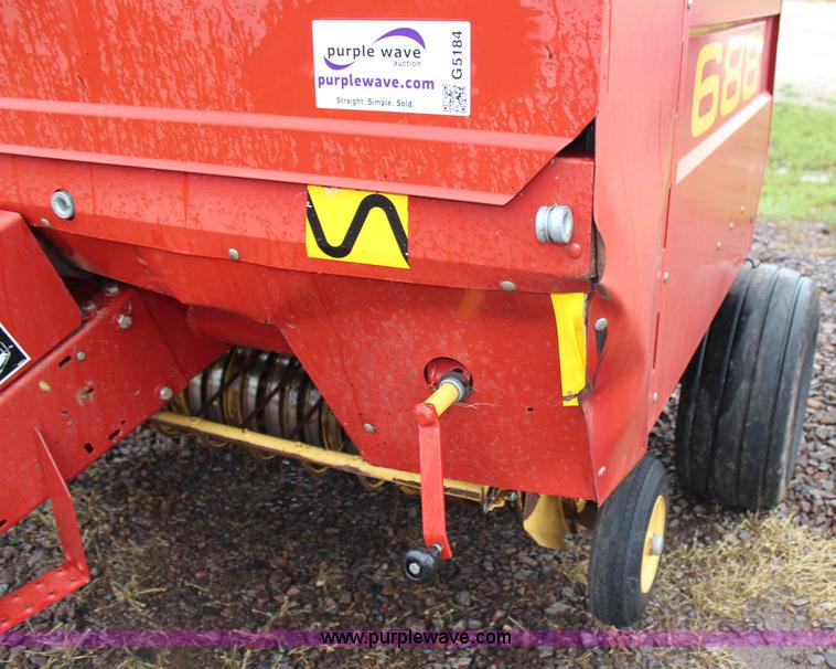 image for item G5184 2000 New Holland 688 round baler